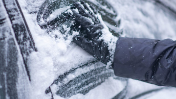 Mājās gatavots līdzeklis automašīnas vējstikla ātrai atkausēšanai