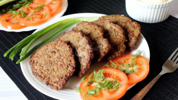 Sulīgas vistas aknu kotletes ar dārzeņiem un slepenu sastāvdaļu garšai