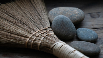 Kāpēc pieredzējušas mājsaimnieces tur slotu uz sliekšņa pie mājas: jūs sāksiet darīt to pašu