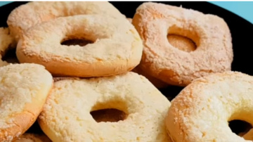 Cukura gredzeni ar skābo krējumu: kā mājās izcept mīkstus un kraukšķīgus cepumus