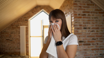 Sastāvējies gaiss un mitruma smarža mājoklī – kā to neitralizēt bez ķīmiskiem līdzekļiem