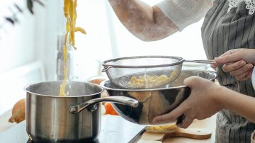 Kāpēc itāļi nekad neskalo makaronus un kā tos pareizi vārīt mājās