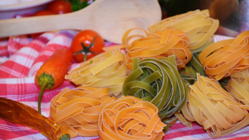 5 pārtikas produkti, kas jāizmet pēc to derīguma termiņa beigām