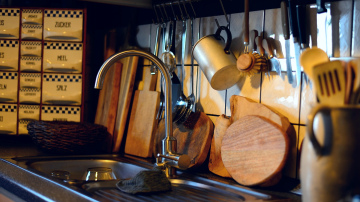 Kā atjaunot koka griešanas dēli: vienkārši veidi melno traipu un netīrumu noņemšanai