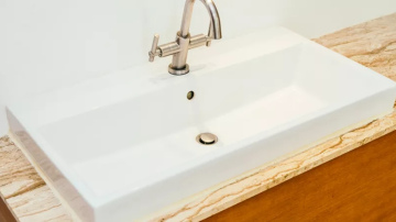 Pirms atvaļinājuma nosedzu izlietnes noteku ar papīru un glāzi – triks, kas pasargā no nepatīkamas problēmas