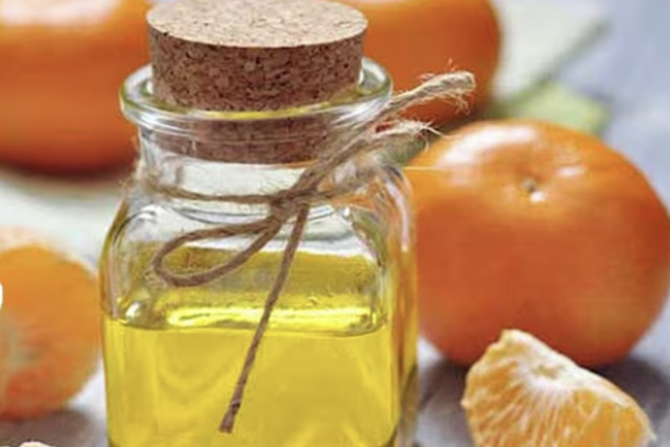 Kā izmantot mandarīnu mizas: praktisks veids aromātiskas eļļas pagatavošanai