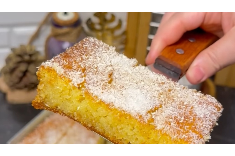 Uzlabots vecmāmiņas mannā pīrāgs ar apelsīnu sulu un kokosriekstu skaidiņām