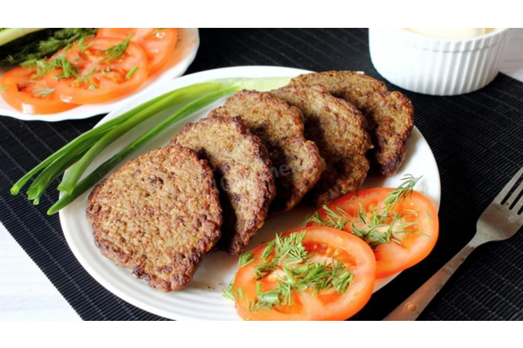 Sulīgas vistas aknu kotletes ar dārzeņiem un slepenu sastāvdaļu garšai