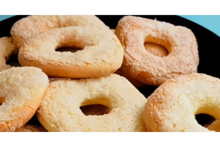 Cukura gredzeni ar skābo krējumu: kā mājās izcept mīkstus un kraukšķīgus cepumus