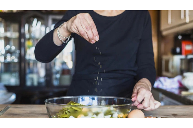 Sālīt sākumā vai beigās? Praktiski padomi gaļas, dārzeņu un citu produktu gatavošanai