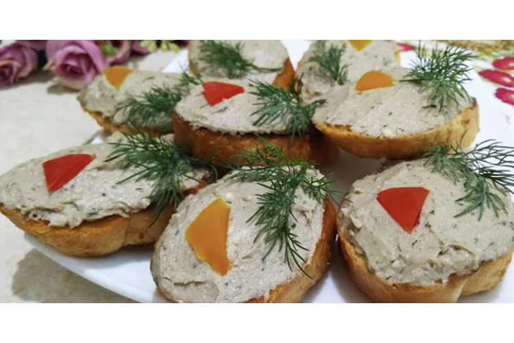 Mūsu ģimenes iecienītā šprotu un siera pastēte – ideāla ballīšu uzkoda