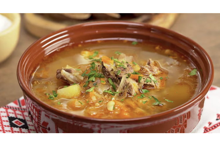 Sātīga skābētu kāpostu zupa ar vistu - klasiska recepte no vecmāmiņas krājumiem