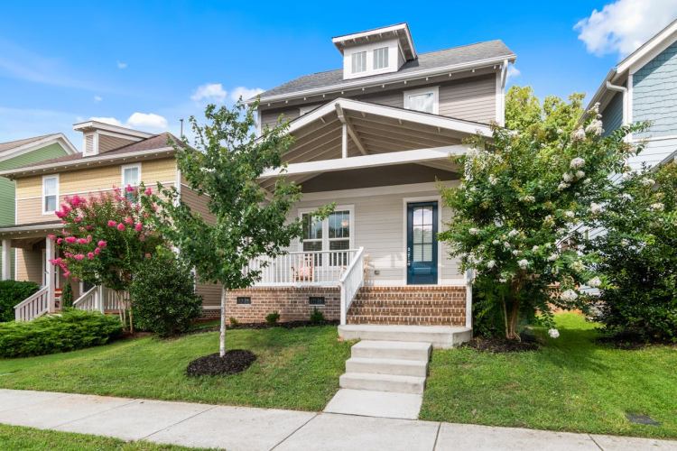 Šos augus nevajadzētu stādīt mājas tuvumā: tie radīs plaisas pamatos un ietvē