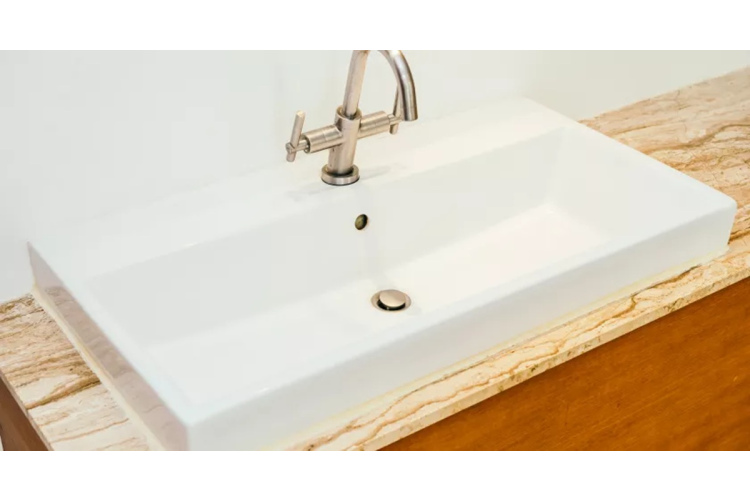 Pirms atvaļinājuma nosedzu izlietnes noteku ar papīru un glāzi – triks, kas pasargā no nepatīkamas problēmas