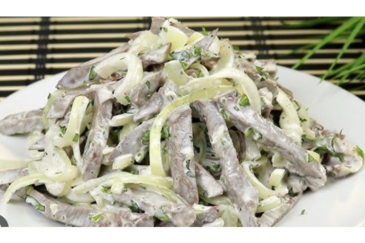 Salāti “Četrreiz 300 grami” ar mēli un sēnēm: četru sastāvdaļu recepte svētku galdam