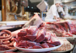 Daudzi joprojām mazgā jēlu gaļu: kāpēc no šī ieraduma virtuvē būtu jāatsakās