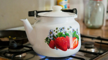 Tējkannas atkaļķošana ar augļu palīdzību: efektīva metode bez etiķa vai sodas izmantošanas