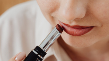 Noturīga lūpu krāsa visas dienas garumā: 5 praktiski soļi nevainojamam rezultātam
