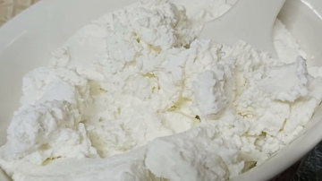 Biezpiena pagatavošana no sasaldēta kefīra: vienkārša metode nevainojamai tekstūrai