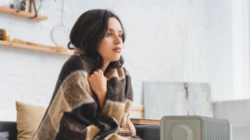 Kāpēc ziemā zem gultas vērts novietot sāli: praktisks veids, kā cīnīties ar aukstumu