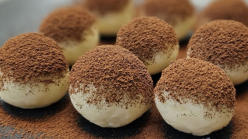 Ātri pagatavojamas saldās bumbiņas ar kārtainās mīklas cepumiem un skābā krējuma krēmu – garšo kā “Napoleona” kūka