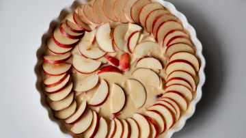 Ātrā skābā krējuma mīkla 5 minūtēs: universāla recepte gan saldiem, gan sāļiem pīrāgiem