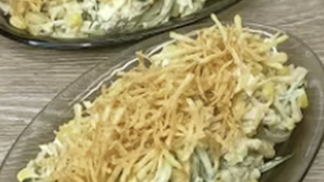 Kārtainie salāti "Hits" ar kraukšķīgiem ceptiem kartupeļiem un marinētiem sīpoliem