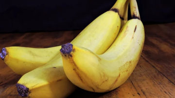 Banānu mizu un sāls izmantošana augu barošanai: praktiski padomi dārza un istabas augu kopšanai