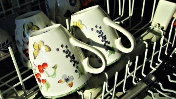 Pēc tam būs jāizmet miskastē: lūk, kādus traukus nevajadzētu likt trauku mazgājamajā mašīnā