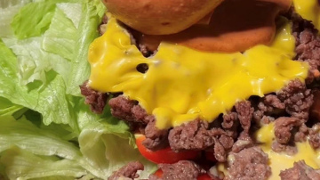 Kā mājās pagatavot čīzburgera salātus ar klasiskām sastāvdaļām