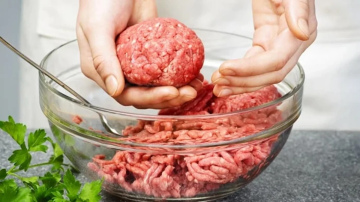 Pavāri vairs nepievieno maizi maltajai gaļai, bet citu sastāvdaļu, kas padara kotletes sulīgas un gaisīgas