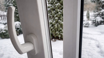 Ziemā telpu vēdināšana ar pusatvērtu logu var radīt negaidītas problēmas