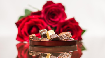 Kādus ziedus dāvināt Valentīna dienā: 5 iespējas, kas iepriecinās sievietes