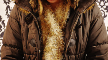 Tikai daži pilieni uz vates plāksnītes: kā atjaunot virsdrēbju svaigumu bez mazgāšanas veļas mašīnā