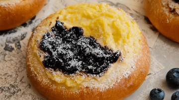 Mājās gatavotas biezpiena un melleņu bulciņas - klasiska recepte gaisīgam rezultātam