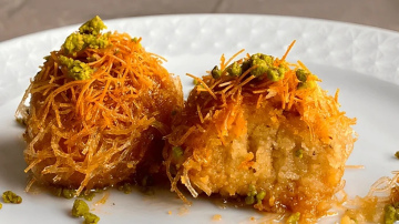 Tradicionālie turku kataifi: kraukšķīgs deserts no ārpuses un mīksts iekšpusē