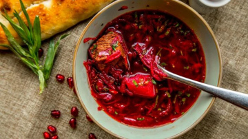 Pavāru mazie triki, kā borščam saglabāt sulīgi sārto krāsu un izteiksmīgu klasiksu garšu