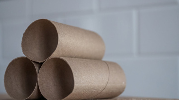 Neizmetiet tualetes papīra ruļļus: tos var izmantot dārzā