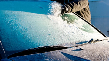 Paštaisīts līdzeklis vējstiklu atkausēšanai no 2 sastāvdaļām: kā ātri notīrīt auto ziemas rītos