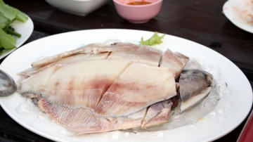 Zivs sagatavošana pirms cepšanas: kāpēc šefpavāri izmanto sālsūdeni