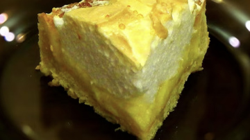 Klasiskais citronu bezē pīrāgs: kā mājās pagatavot iecienīto desertu