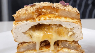 Vistas gaļas kotlete ar karamelizētiem sīpoliem un ananāsu franču gaumē