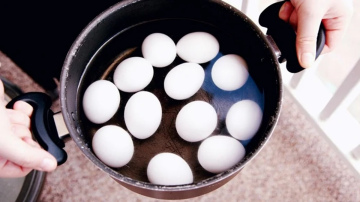 Būtiski iemesli, kāpēc cieti vārītas olas nav ieteicams strauji dzesēt ledus aukstā ūdenī