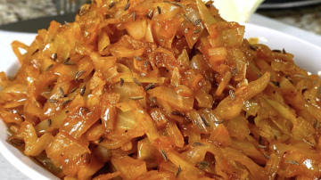 Sautēti kāposti ar tomātu pastu: vienkārša un sātīga dārzeņu piedeva