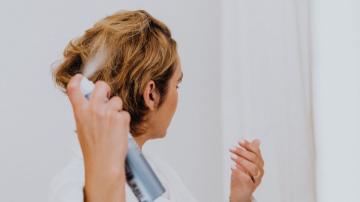 Kāpēc matu laka noder ne tikai frizūru veidošanai: 9 praktiski piemēri