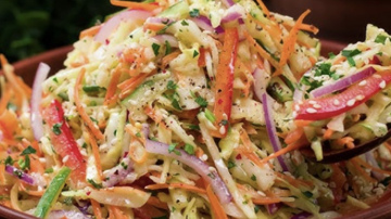 Kāpostu salāti, kas ledusskapī uzglabājas 10 dienas un garšo arvien labāk: klasiskā ēdnīcu recepte