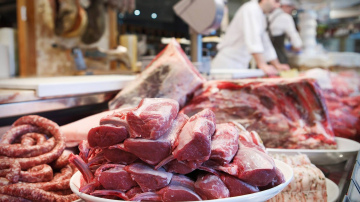 Daudzi joprojām mazgā jēlu gaļu: kāpēc no šī ieraduma virtuvē būtu jāatsakās