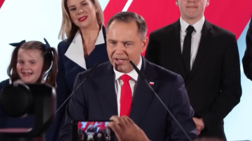 Polijas valdības plāns: sociālie mediji jauniešiem būs pieejami tikai no 15 gadu vecuma