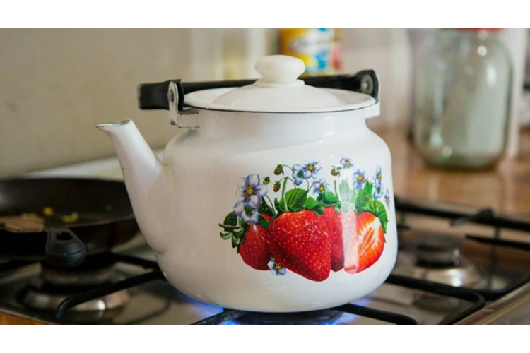 Tējkannas atkaļķošana ar augļu palīdzību: efektīva metode bez etiķa vai sodas izmantošanas