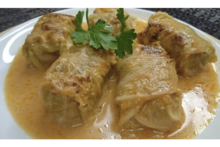 Pekinas kāpostu tīteņi ar malto gaļu, sēnēm un ingveru – lieliska alternatīva klasiskajiem kāpostu tīteņiem